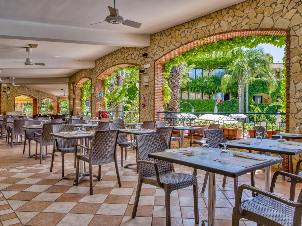 Hotel Caesar Palace Giardini-Naxos Exterior foto